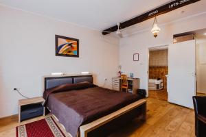 Ein Bett oder Betten in einem Zimmer der Unterkunft Aleksandri Hotel