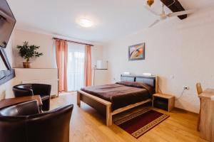 Ein Bett oder Betten in einem Zimmer der Unterkunft Aleksandri Hotel