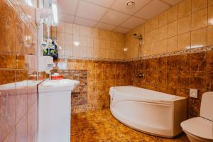 Ein Badezimmer in der Unterkunft Aleksandri Hotel