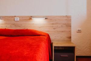 Ein Bett oder Betten in einem Zimmer der Unterkunft Aleksandri Hotel