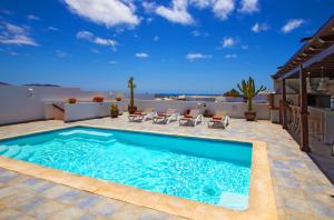 a swimming pool on top of a house at Las Chimeneas in Playa Blanca