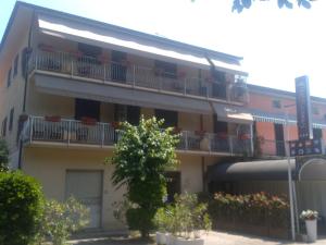 een appartementencomplex met balkons en planten erop bij Maison La Vela in Forte dei Marmi