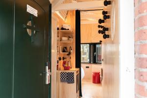 een keuken met een groene deur in een tiny house bij SWEETS - Omvalbrug in Amsterdam
