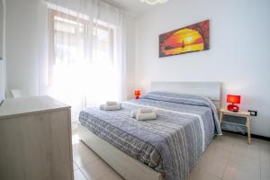 Habitación blanca con cama y ventana en Appartamento Marevivo en Francavilla al Mare