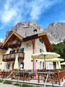 un ristorante con una montagna sullo sfondo di Pian Schiavaneis B&b apartament a Canazei