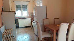 Dapur atau dapur kecil di Apartments Meri