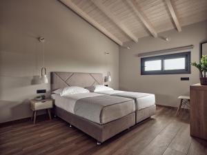 KypseliにあるVilla Belenのベッドルーム(大型ベッド1台、窓付)
