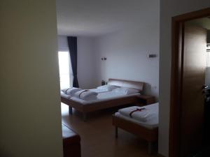 Giường trong phòng chung tại Hotel Lukas