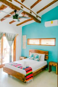1 dormitorio con 1 cama y ventilador de techo en PENINSULA STAYS 3BR House Tiburón Ballena BEST in HOLBOX en Holbox Island