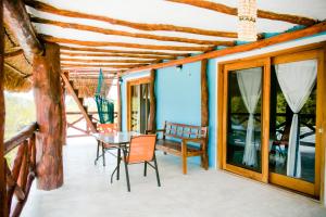 Habitación con mesa y sillas en el patio en PENINSULA STAYS 3BR House Tiburón Ballena BEST in HOLBOX en Holbox Island