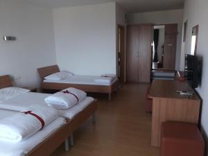 Giường trong phòng chung tại Hotel Lukas