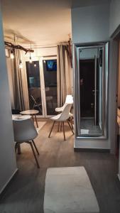 ein Wohnzimmer mit Stühlen und einem Spiegel in der Unterkunft S&A Apartment Savina in Herceg-Novi