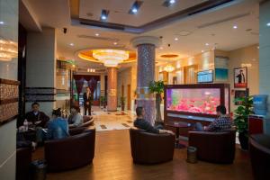 TV a/nebo společenská místnost v ubytování Yiwu Luckbear Hotel