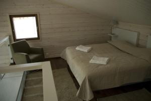 Giường trong phòng chung tại Kiurunrinne Villas