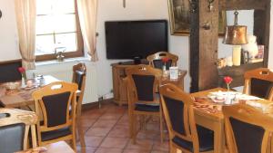 TV a/nebo společenská místnost v ubytování Hotel Alte Schule
