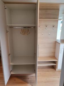 un armario en una cocina con suelo de madera en Ferienwohnung Thaya, 