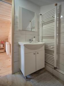 Ett badrum på River Residence Chalet