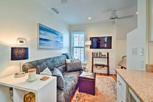 sala de estar con sofá y mesa en Ocean Grove Studio with AandC, 300 Feet to Beach!, en Ocean Grove