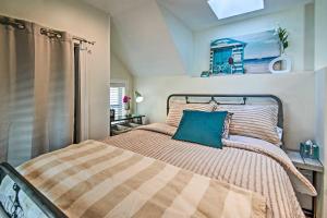 Un pat sau paturi într-o cameră la Ocean Grove Studio with AandC, 300 Feet to Beach!