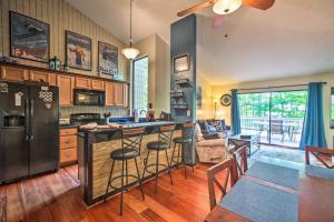 una cucina con una grande isola al centro di una stanza di Cozy Wintergreen Resort Condo Walk to Ski Lifts! a Lyndhurst
