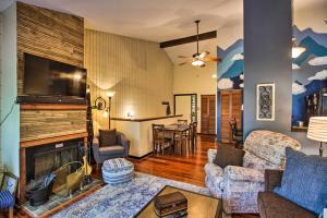 un soggiorno con divano e camino di Cozy Wintergreen Resort Condo Walk to Ski Lifts! a Lyndhurst