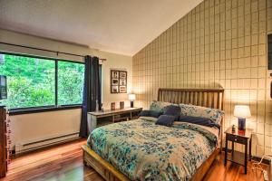 ein Schlafzimmer mit einem Bett und einem großen Fenster in der Unterkunft Cozy Wintergreen Resort Condo Walk to Ski Lifts! in Lyndhurst