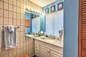 un bagno con due lavandini e uno specchio di Cozy Wintergreen Resort Condo Walk to Ski Lifts! a Lyndhurst Altre 16 foto