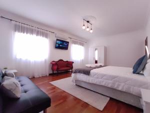 Postel nebo postele na pokoji v ubytování Enchanted Villa