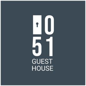 051 Guest House Sant'Orsola Malpighi في بولونيا: علامة مع بيت ضيافة الرسائل النصية