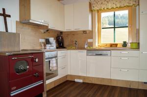 A kitchen or kitchenette at Ferienhaus Hochfelner Még 32 kép