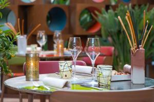 - une table avec des verres à vin dans l'établissement Color Hotel Style, Design & Gourmet, à Bardolino