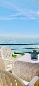 stół i krzesła na balkonie z widokiem na ocean w obiekcie Hotel Patricia w mieście Torreguadiaro