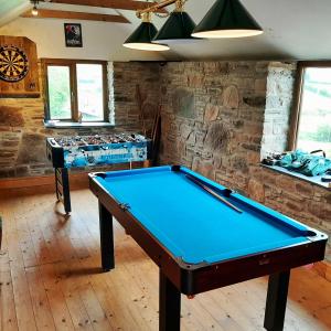 a room with a pool table in a room at Eco Cottage Joe the Buck in Craven Arms