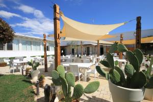 Un restaurante o sitio para comer en Solaris Guesthouse