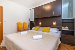 ein Schlafzimmer mit einem großen Bett mit zwei Handtüchern darauf in der Unterkunft Apartment Edita in Omiš