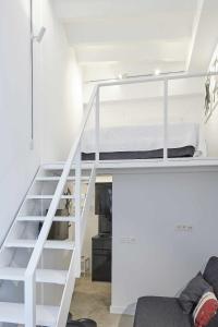 Litera blanca en habitación con escalera en Apartamento Calesa Centro Sevilla, en Sevilla