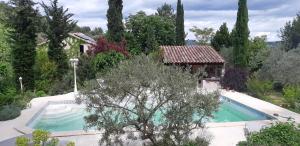 einen Blick über den Pool im Garten in der Unterkunft Mas de la Filoselle in Saint-Martin-de-Valgalgues