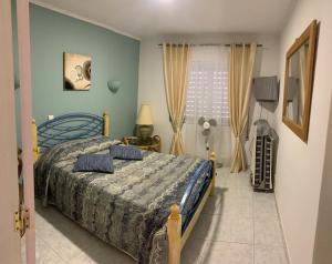 1 dormitorio con cama y ventana en Apartamento Limões, en Carvoeiro