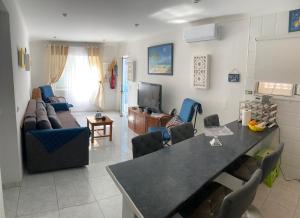 sala de estar con sofá y mesa en Apartamento Limões, en Carvoeiro