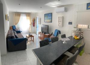 a living room with a couch and a table at Apartamento Limões in Carvoeiro