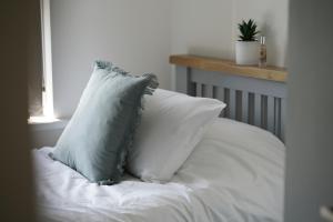 Un pat sau paturi într-o cameră la Risca Retreat
