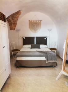 een slaapkamer met een groot bed en een kroonluchter bij I Trulli dell'Orfanello in Martina Franca