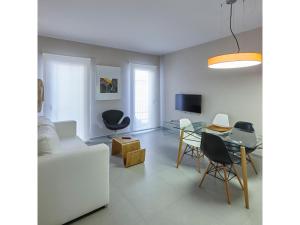 TV a/nebo společenská místnost v ubytování Apartamentos Caballerizas con parking gratuito