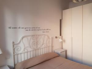Posteľ alebo postele v izbe v ubytovaní LA CASINA DEL NONNO GINO, TRANQUILLO CON TERRAZZA ESClUSIVA
