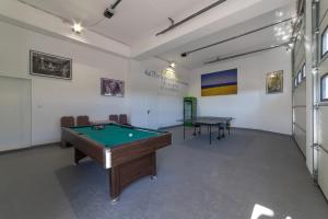 Biliardový stôl v ubytovaní Holiday Home Chester with Heated Pool