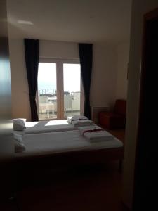 Giường trong phòng chung tại Hotel Lukas