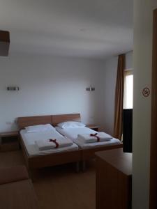 Giường trong phòng chung tại Hotel Lukas