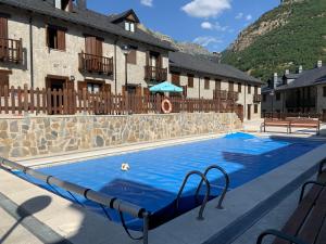 una piscina con scivolo di fronte a un edificio di L06 - Casa Torres De Vallibierna - Villmor a Eriste