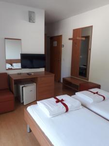 Giường trong phòng chung tại Hotel Lukas