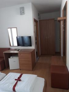 Giường trong phòng chung tại Hotel Lukas